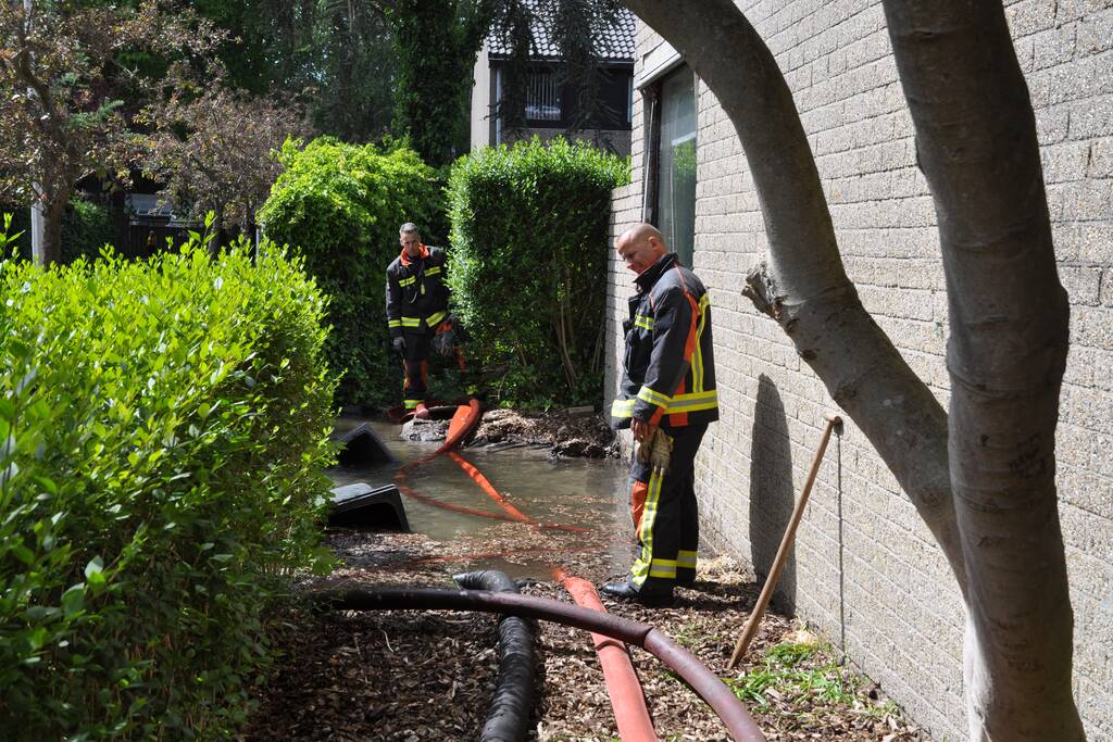 Straten blank na gesprongen waterleiding