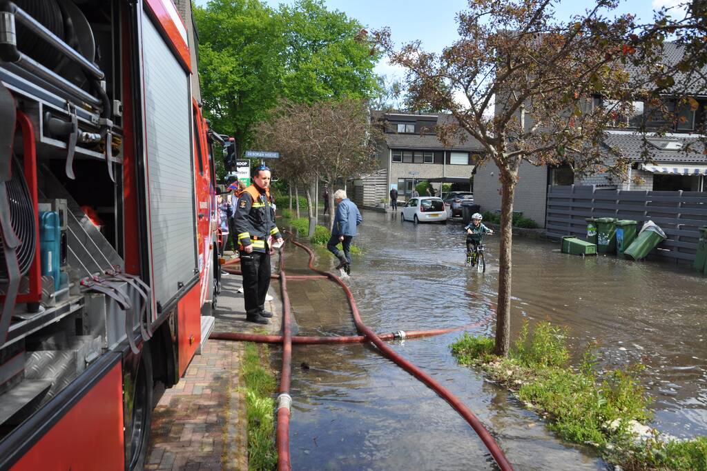 Straten blank na gesprongen waterleiding