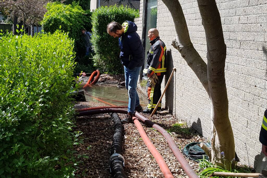 Straten blank na gesprongen waterleiding