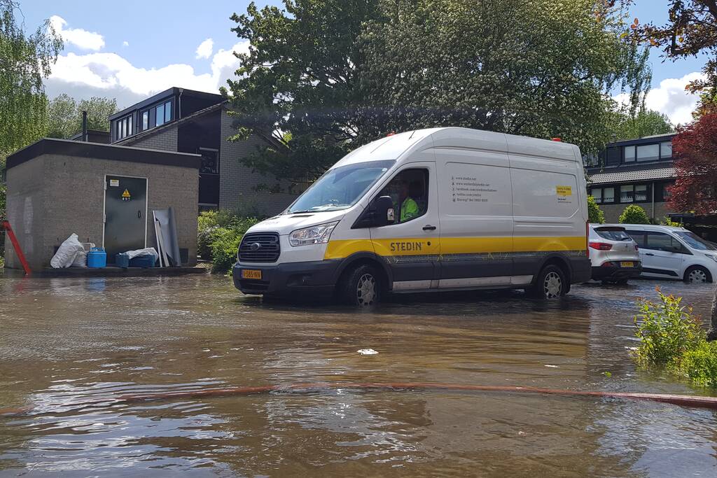 Straten blank na gesprongen waterleiding