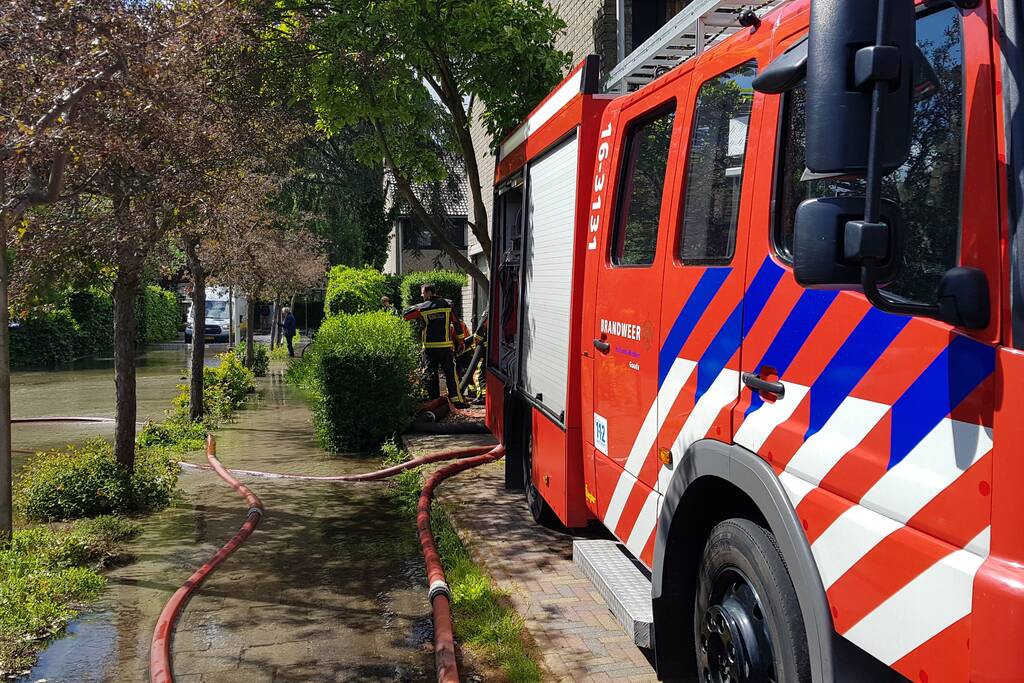 Straten blank na gesprongen waterleiding