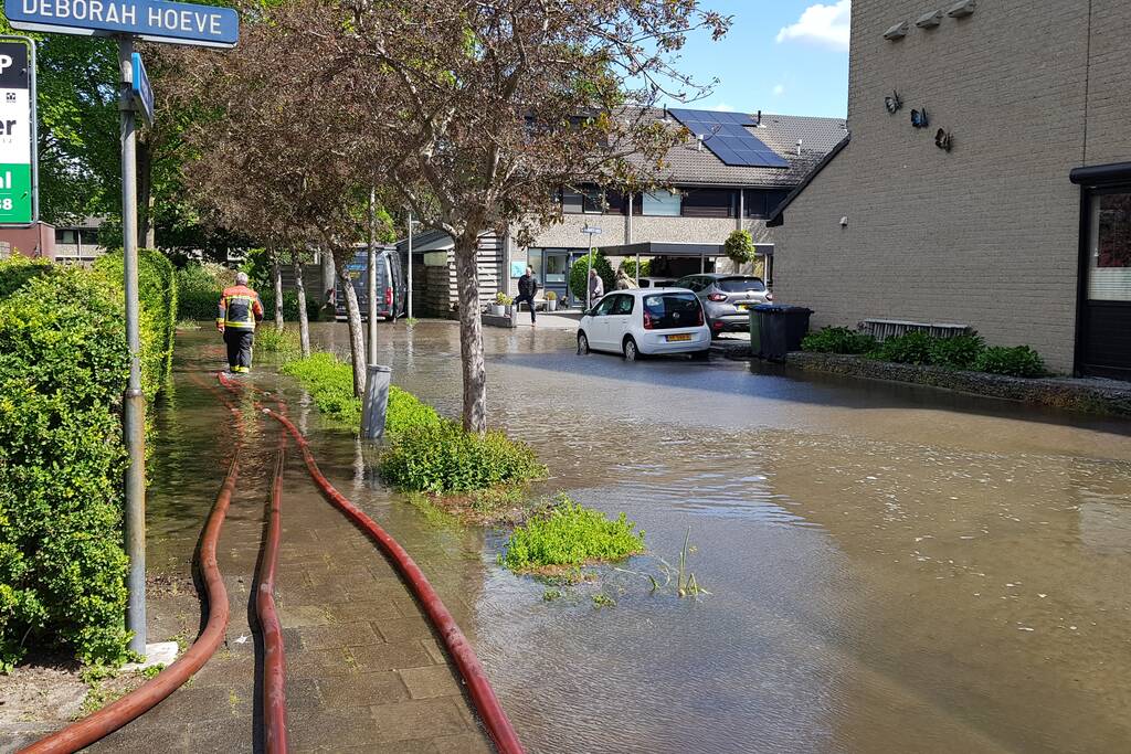Straten blank na gesprongen waterleiding