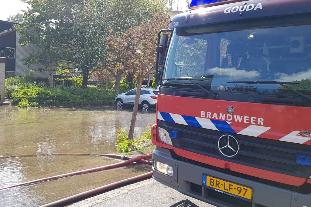 Straten blank na gesprongen waterleiding