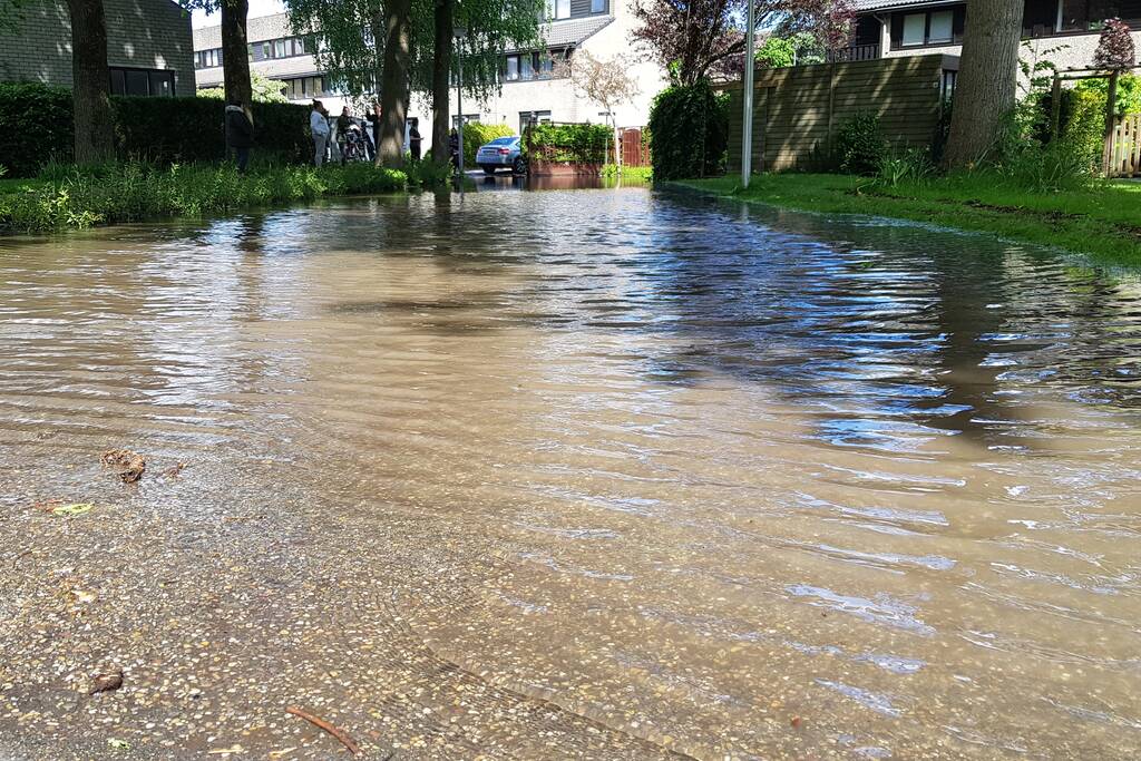 Straten blank na gesprongen waterleiding