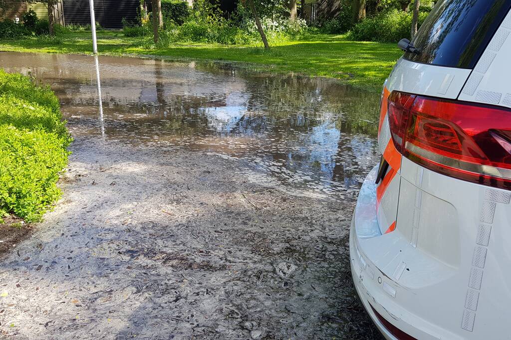 Straten blank na gesprongen waterleiding