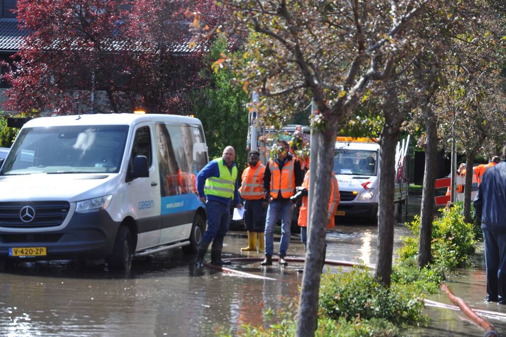 Straten blank na gesprongen waterleiding