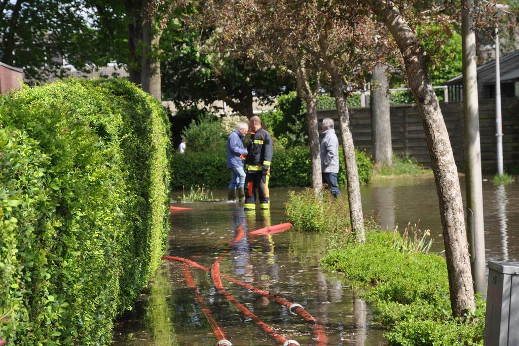 Straten blank na gesprongen waterleiding