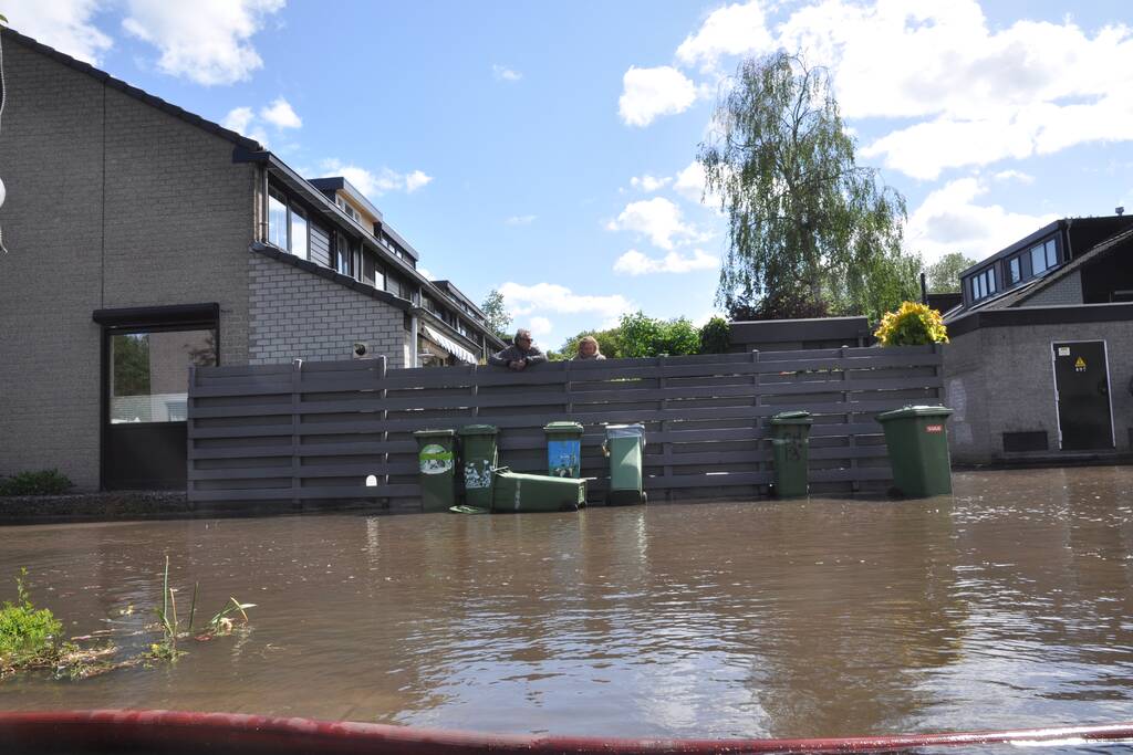 Straten blank na gesprongen waterleiding