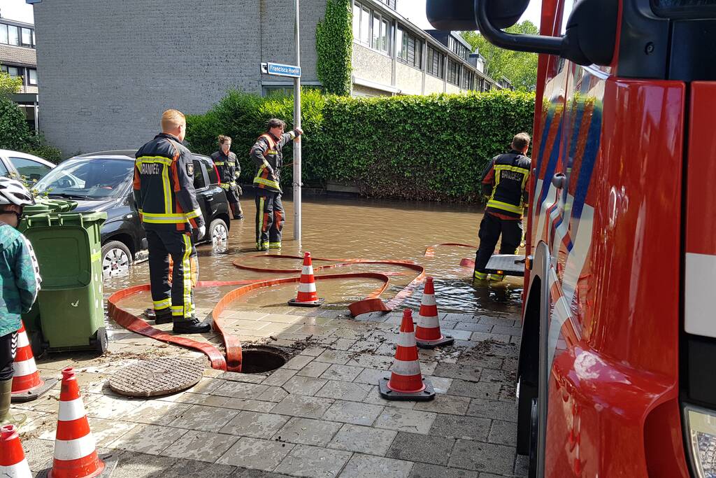 Straten blank na gesprongen waterleiding