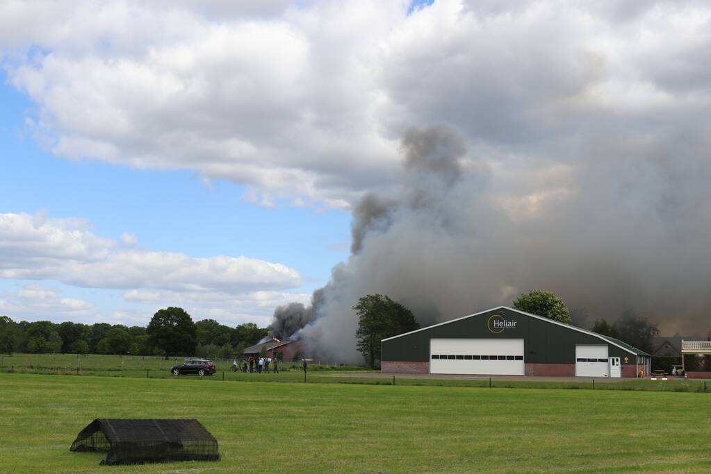 Vele rookwolken door grote brand in schuur
