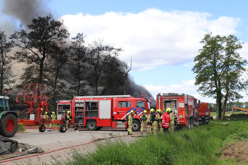Vele rookwolken door grote brand in schuur