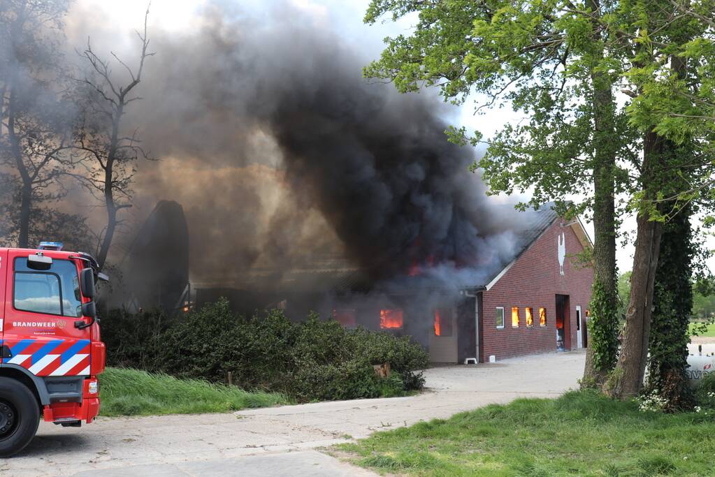 Vele rookwolken door grote brand in schuur