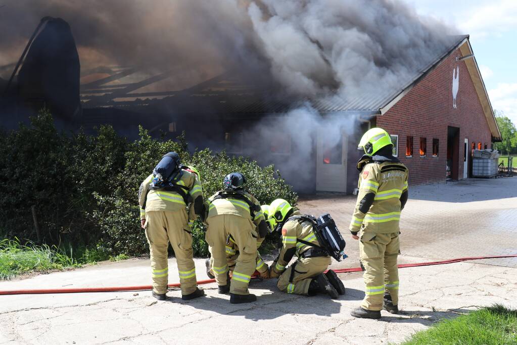 Vele rookwolken door grote brand in schuur