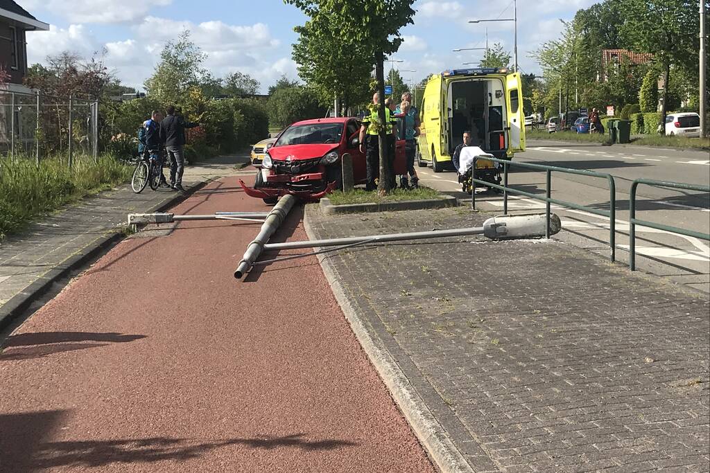 Automobilist rijdt lantaarnpaal uit de grond