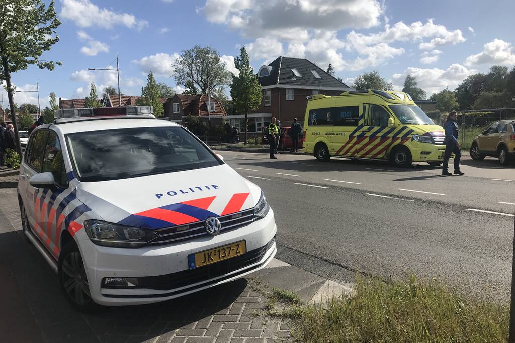 Automobilist rijdt lantaarnpaal uit de grond