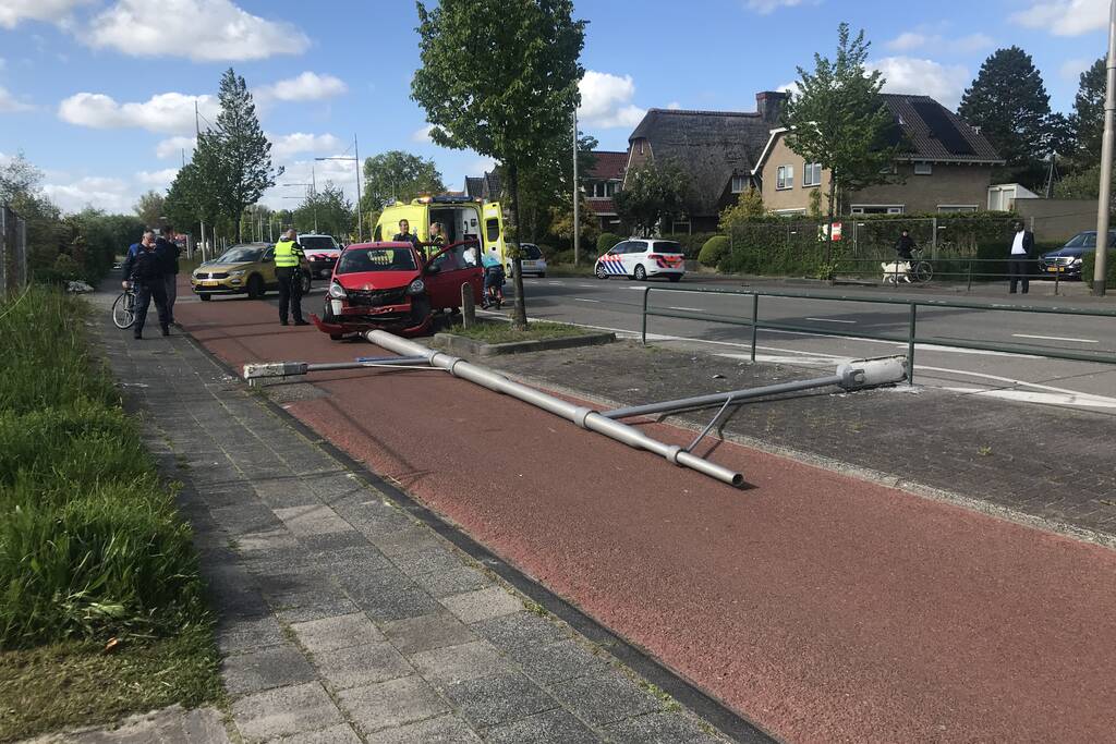 Automobilist rijdt lantaarnpaal uit de grond