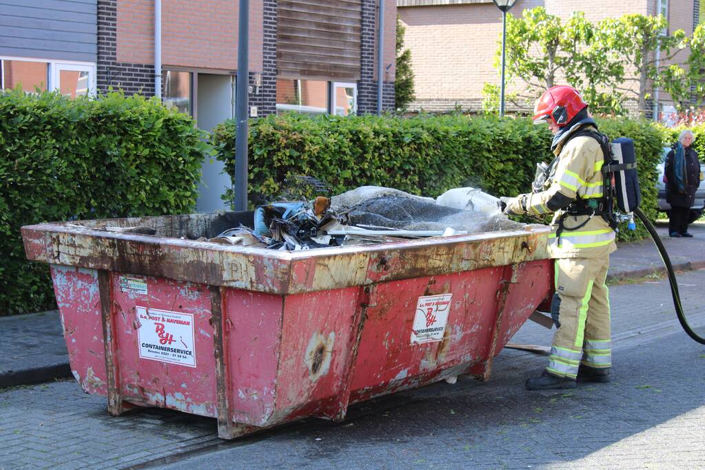 Bouwcontainer vat vlam