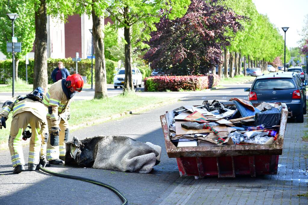 Bouwcontainer vat vlam