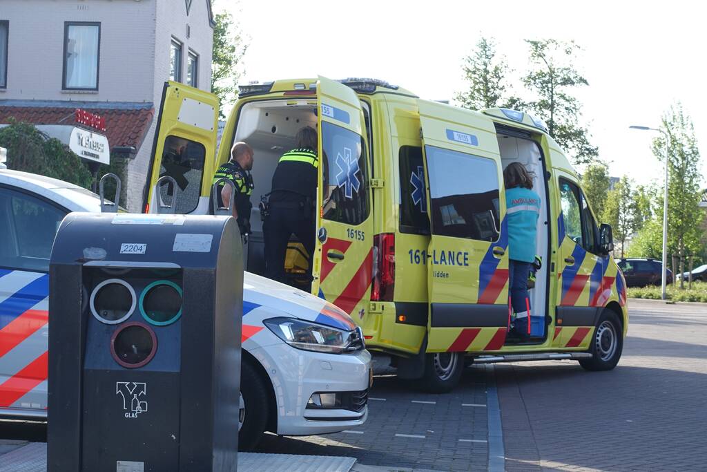 Verwarde man wil niet geholpen worden en verzet zich