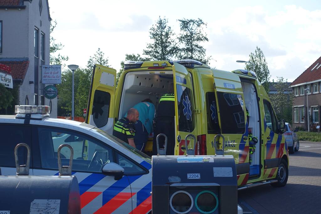 Verwarde man wil niet geholpen worden en verzet zich