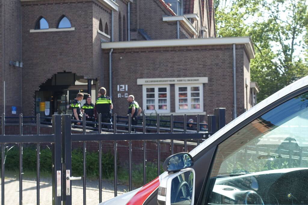 Verwarde man wil niet geholpen worden en verzet zich