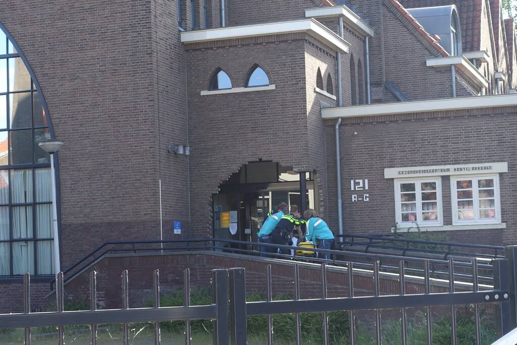 Verwarde man wil niet geholpen worden en verzet zich