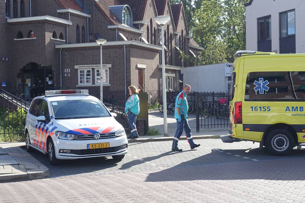 Verwarde man wil niet geholpen worden en verzet zich