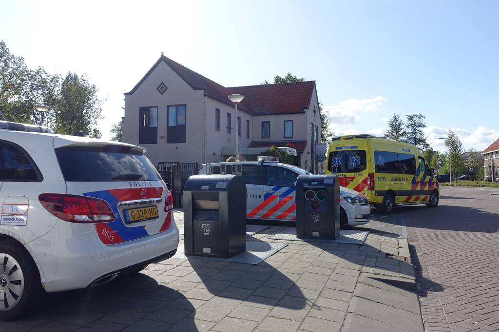 Verwarde man wil niet geholpen worden en verzet zich