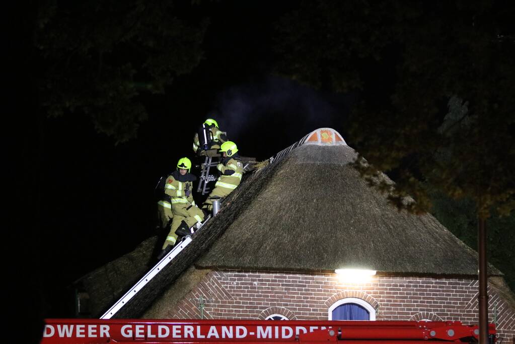 Brand in rieten kap van woning