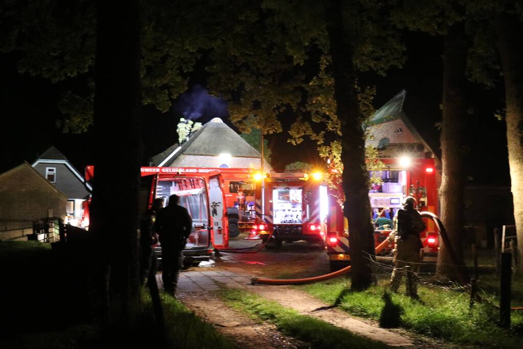 Brand in rieten kap van woning