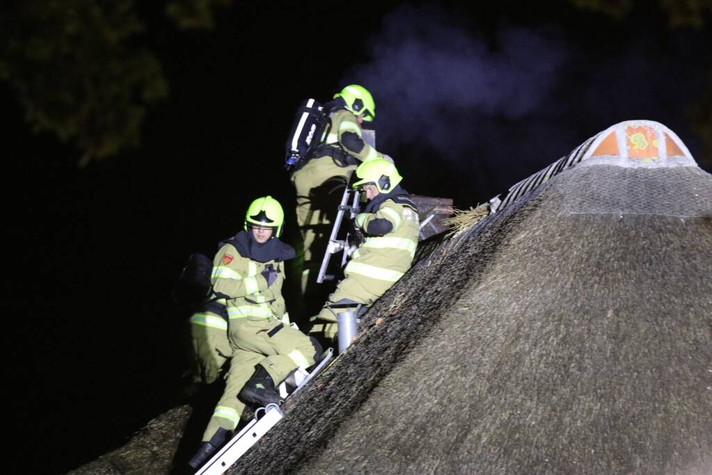 Brand in rieten kap van woning