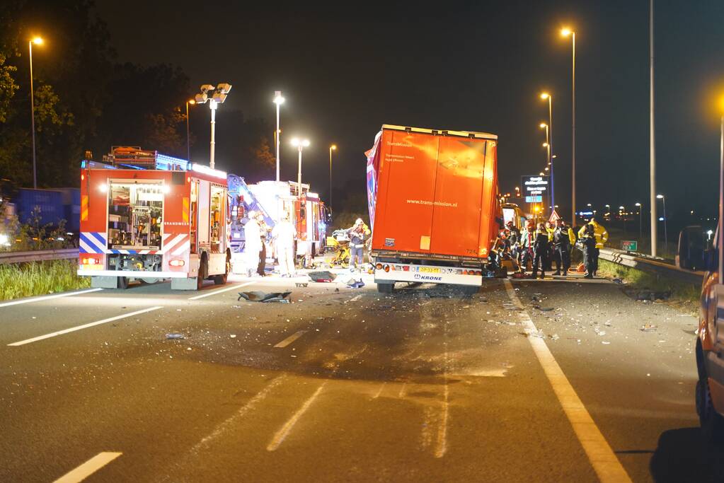 Vrachtwagen botst op pijlwagen, twee zwaargewonden