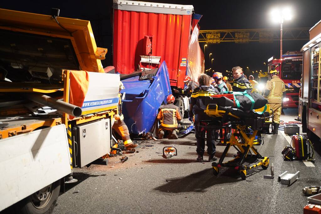 Vrachtwagen botst op pijlwagen, twee zwaargewonden