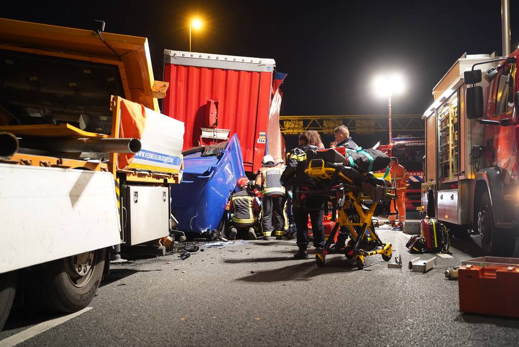 Vrachtwagen botst op pijlwagen, twee zwaargewonden