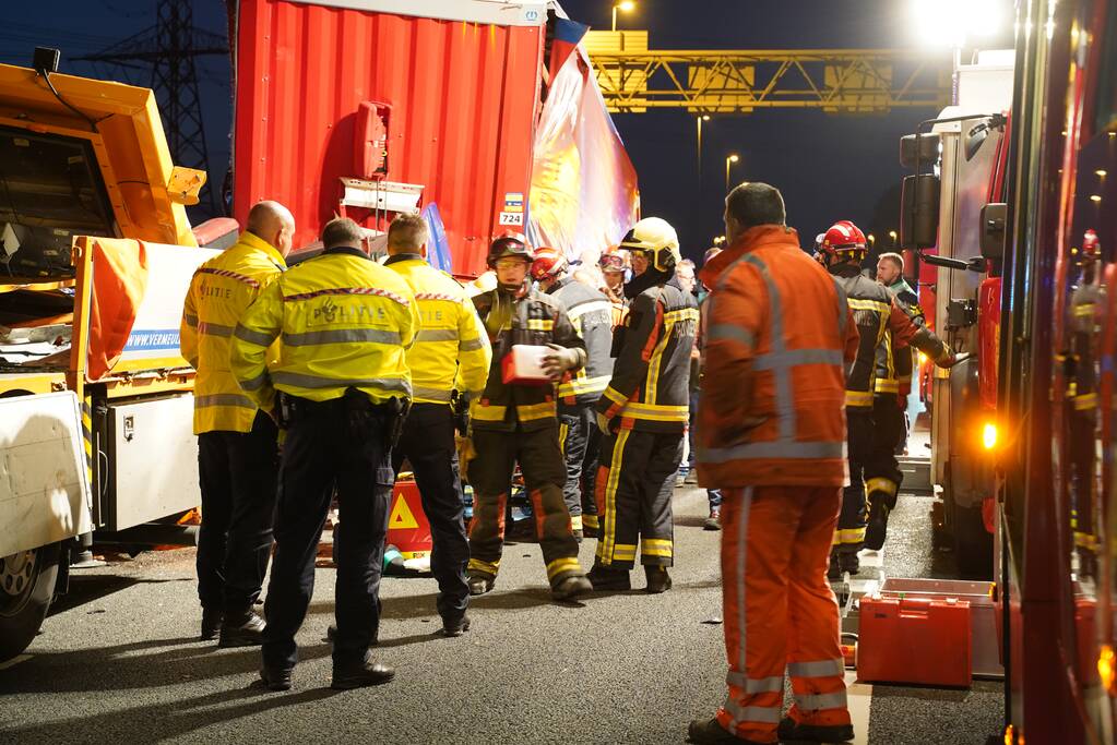 Vrachtwagen botst op pijlwagen, twee zwaargewonden