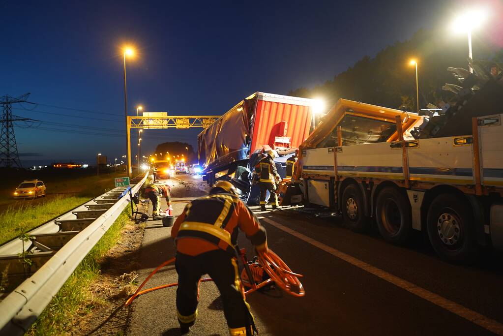Vrachtwagen botst op pijlwagen, twee zwaargewonden