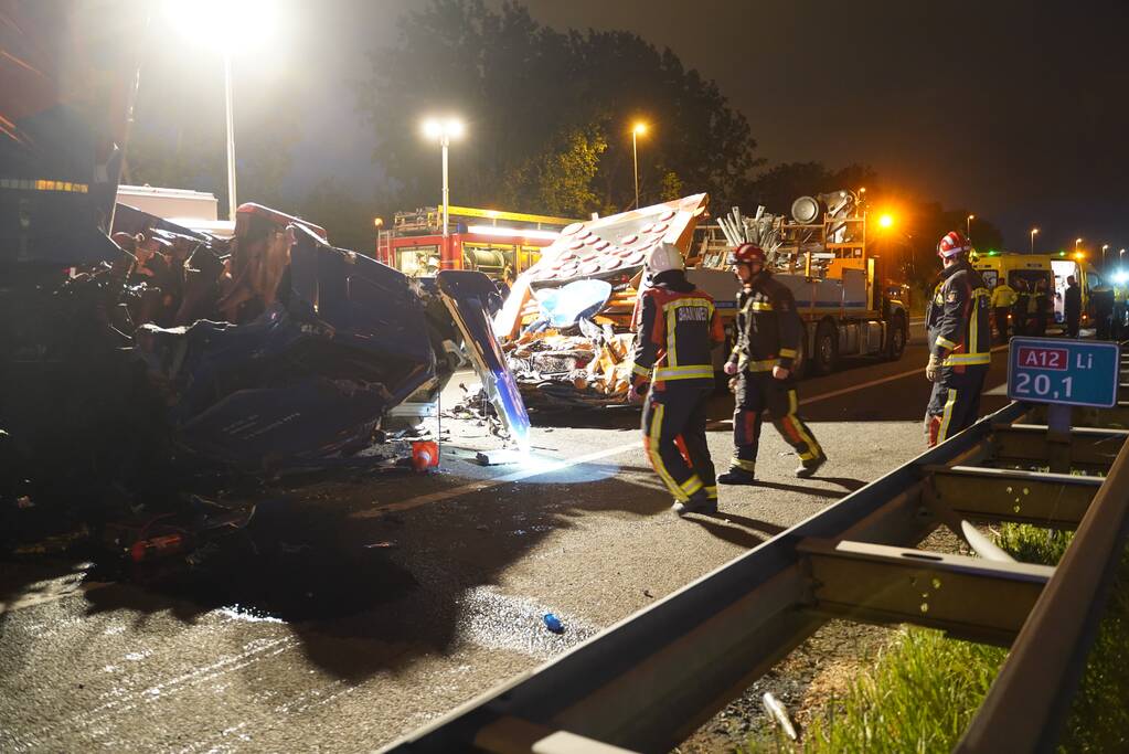 Vrachtwagen botst op pijlwagen, twee zwaargewonden