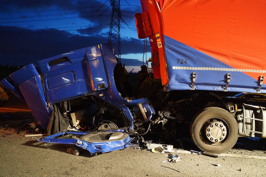 Vrachtwagen botst op pijlwagen, twee zwaargewonden
