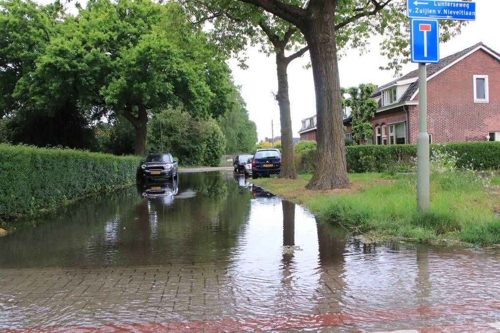 Gesprongen waterleiding zet straten blank