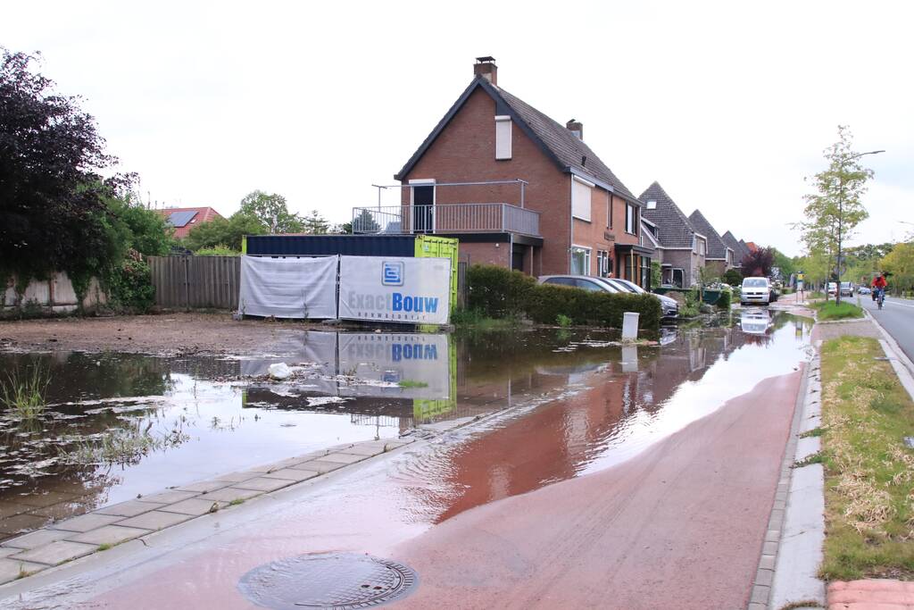 Gesprongen waterleiding zet straten blank
