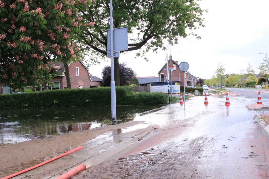 Gesprongen waterleiding zet straten blank