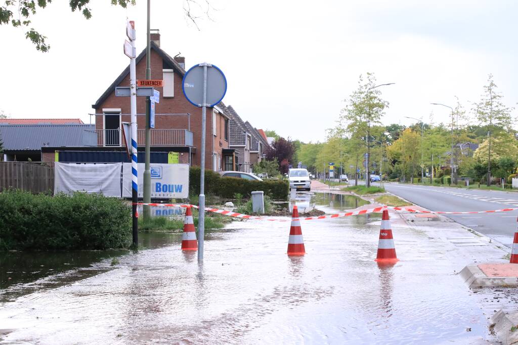 Gesprongen waterleiding zet straten blank