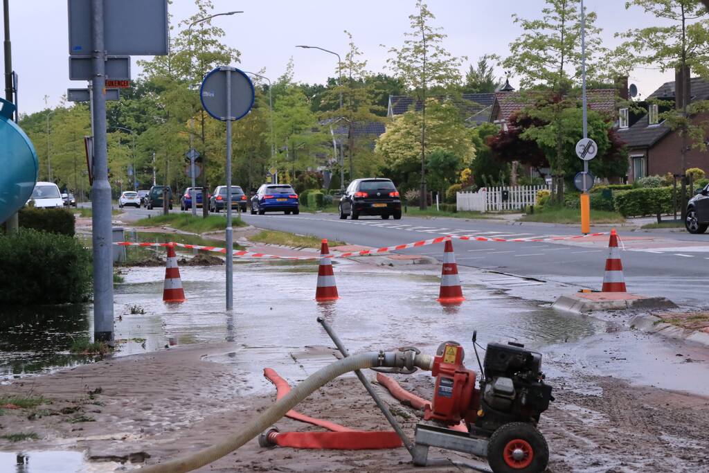 Gesprongen waterleiding zet straten blank