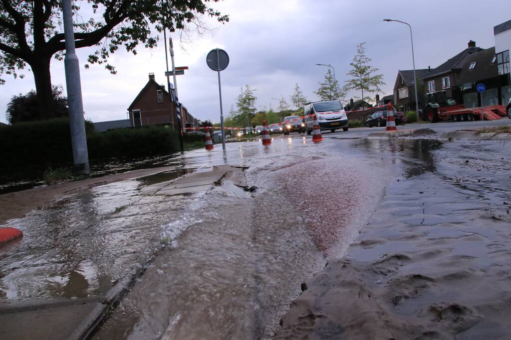 Gesprongen waterleiding zet straten blank
