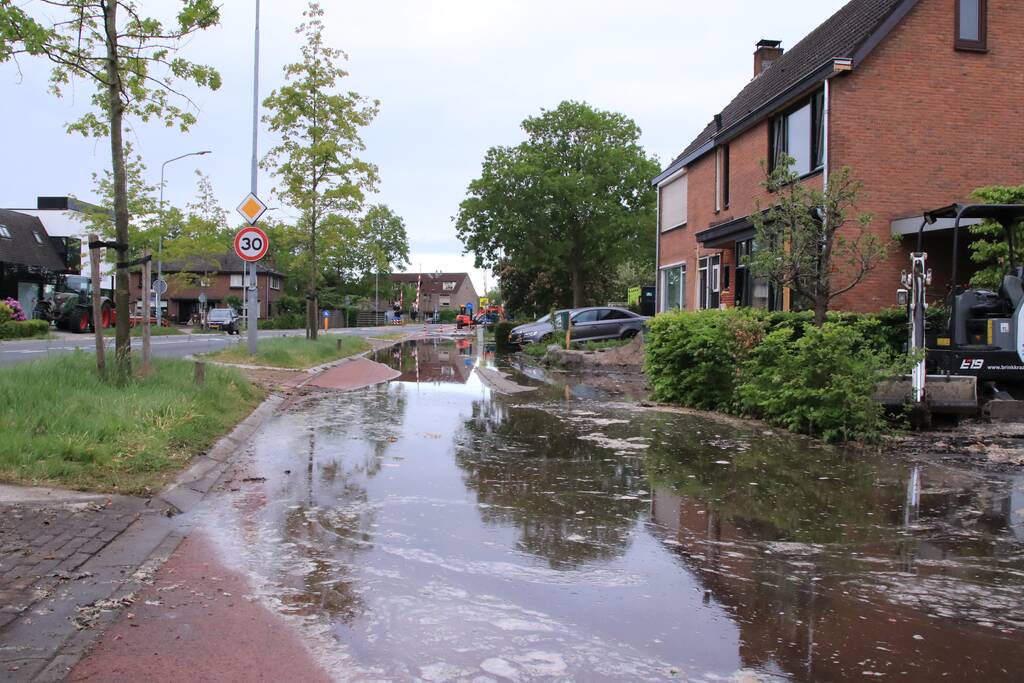 Gesprongen waterleiding zet straten blank