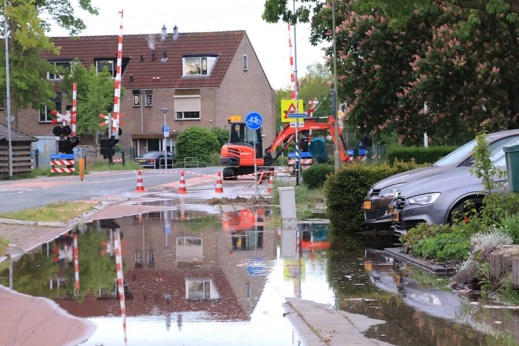 Gesprongen waterleiding zet straten blank