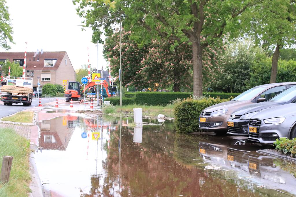 Gesprongen waterleiding zet straten blank