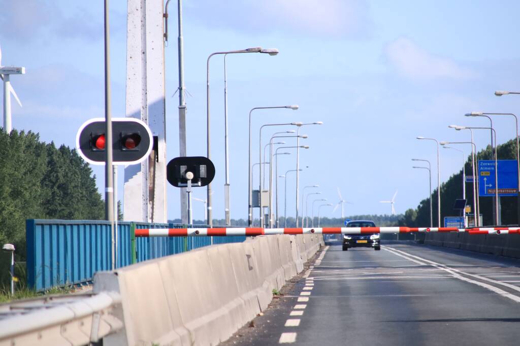 Ernstige verkeershinder door storing brug Nijkerkersluis