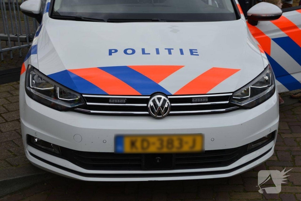 Auto over de kop geslagen na botsing