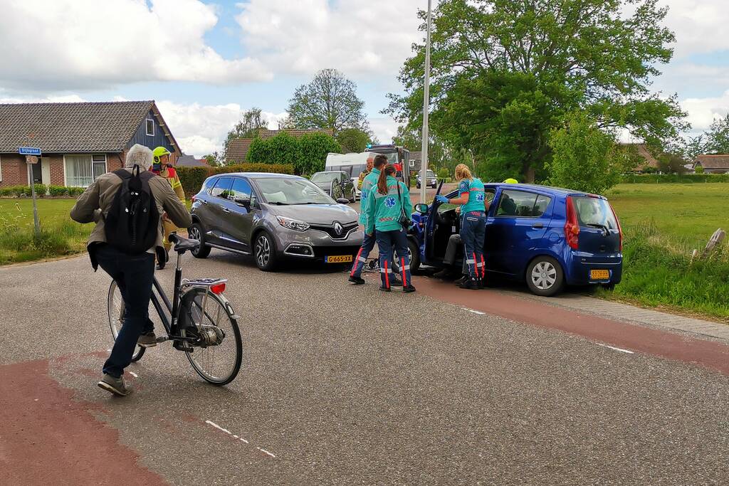 Twee auto's met elkaar in botsing in bocht